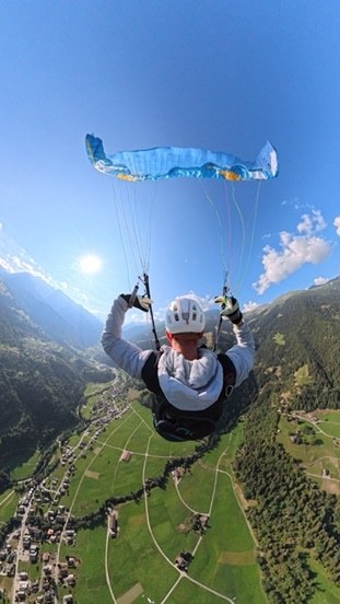 Olly flying with the wing tips folded above the Val de Bagnes